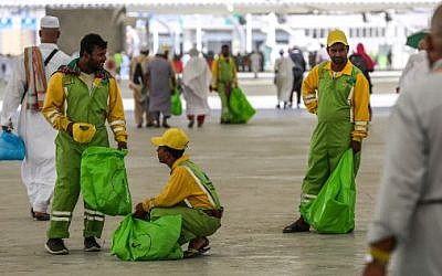 Des employés ramassent les déchets pendant le hajj, pèlerinage annuel à la Mecque, le 22 août 2018. (Crédit : AFP/ AHMAD AL-RUBAYE)