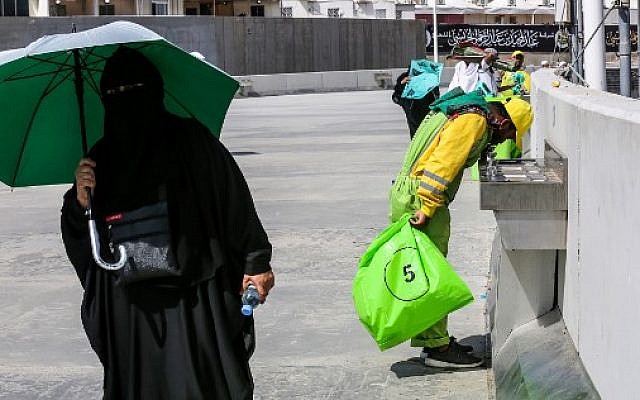 Des employés ramassent les déchets pendant le hajj, pèlerinage annuel à la Mecque, le 22 août 2018. (Crédit : AFP/ AHMAD AL-RUBAYE)