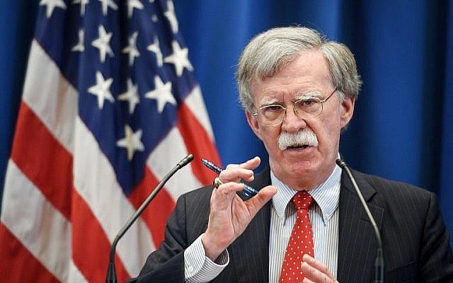 Le conseiller à la sécurité nationale John Bolton donne une conférence de presse après une réunion avec son homologue turc à la mission américaine de Genève, le 23 août 2018 (Crédit : AFP/Fabrice Coffrini)