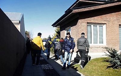 La police fédérale argentine procède à un raid au domicile de l'ancienne présidente argentine et actuelle sénatrice Cristina Fernandez de Kirchner à Rio Gallegos, dans la province de Santa Cruz Province, au sud de l'Argentine, le 23 août 2018. (Crédit : AFP/ Walter Diaz)