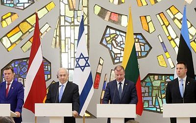 De gauche à droite, le Premier ministre de Lettonie,  Maris Kucinskis, le Premier ministre israélien Benjamin Netanyahu, le Premier ministre de Lituanie  Saulius Skvernelis et le Premier ministre d'Estonie Juri Ratas, lors d'une conférence de presse conjointe suite à une réunion à Vilnius, le 24 août 2018 (Crédit : / AFP PHOTO / Petras Malukas)