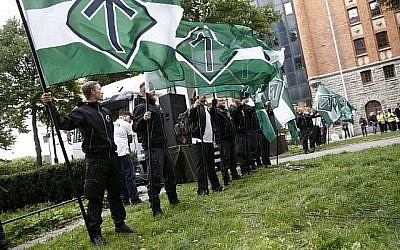 Des militants de l'organisation néonazie Mouvement de résistance nordique lors d'une manifestation sur la place Kungsholmstorg à Stockholm, en Suède, le 25 août 2018 (Crédit : AFP/ TT News Agency / Fredrik Persson)