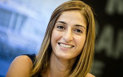 La journaliste et traductrice allemande Mesale Tolu, accusée de propagande et d'appartenance au Parti communiste marxiste-léniniste (MLKP) par la Turquie, durant une conférence de presse à l'aéroport de Stuttgart le 26 août 2018. (Crédit : AFP / dpa / Christoph Schmidt / Germany OUT)