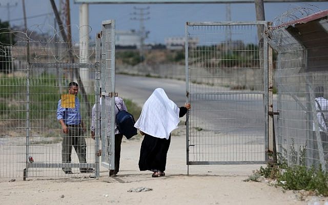 Des Palestiniens sont vus au point de passage d'Erez avec Israël près de Beit Hanoun dans le nord de la bande de Gaza le 27 août 2018. (AFP/MAHMUD HAMS) Des Palestiniens sont vus au point de passage d'Erez avec Israël près de Beit Hanoun dans le nord de la bande de Gaza le 27 août 2018. (AFP/MAHMUD HAMS)