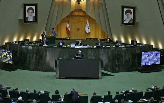Le président Hassan Rouhani s'exprime devant le parlement à Téhéran, le 28 août 2018. (Crédit : AFP / ATTA KENARE) Le président Hassan Rouhani s'exprime devant le parlement à Téhéran, le 28 août 2018. (Crédit : AFP / ATTA KENARE)