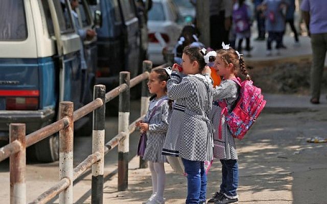 Des élèves rassemblés devant une école de l'ONU à Gaza City, le 29 août 2019. (Crédit : AFP / Mahmud Hams) Des élèves rassemblés devant une école de l'ONU à Gaza City, le 29 août 2019. (Crédit : AFP / Mahmud Hams)