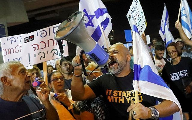 Les résidents du district sud de la ville israélienne de Tel Aviv protestent contre la présence de réfugiés et de demandeurs d'asile africains le 30 août 2018. (AFP / JACK GUEZ)