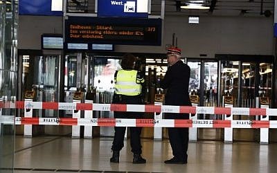 La gare centrale d'Amsterdam bouclée après une attaque au couteau, le 31 août 2018. (Crédit : AFP PHOTO / ANP / Remko de Waal / Netherlands OUT)
