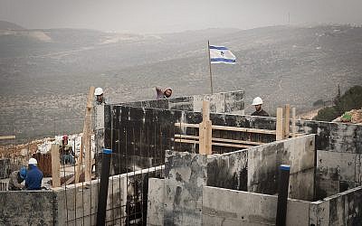 Des ouvriers arabes sur un chantier dans l’implantation d'Ariel, en Cisjordanie, le 25 janvier 2017. (Sebi Berens / Flash90)