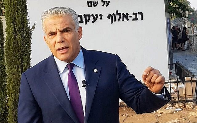 Le chef du parti Yesh Atid Yair Lapid devant un centre de recrutement de l'armée, le Bakum,à Tel Hashomer, le 13 août 2018. (Autorisation) Le chef du parti Yesh Atid Yair Lapid devant un centre de recrutement de l'armée, le Bakum,à Tel Hashomer, le 13 août 2018. (Autorisation)