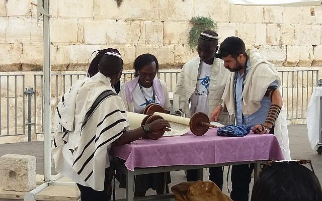 Les membres de la communauté Abuyudaya juive ougandaise en Israël lors d'un voyage Birthright organisé par MAROM participent à une cérémonie célébrant la consécration d'un nouveau rouleau de Torah au pavillon de prière égalitaire Ezrat Israel, au mur Occidental, le 27 août 2018 (Autorisation : MAROM) Les membres de la communauté Abuyudaya juive ougandaise en Israël lors d'un voyage Birthright organisé par MAROM participent à une cérémonie célébrant la consécration d'un nouveau rouleau de Torah au pavillon de prière égalitaire Ezrat Israel, au mur Occidental, le 27 août 2018 (Autorisation : MAROM)