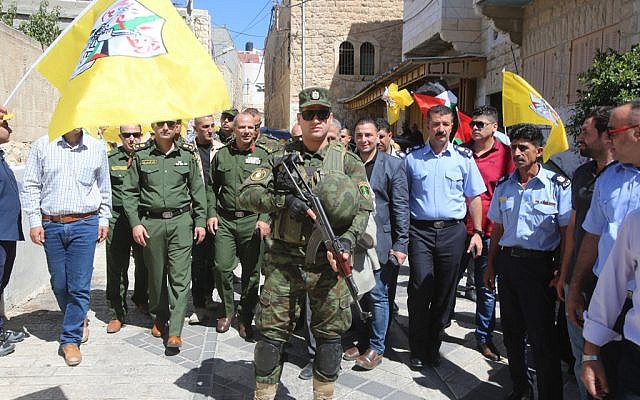 Les forces de sécurité en uniforme de l'Autorité palestinienne à Hébron, dans le secteur contrôlé par Israël, le 31 juillet 2018 (Crédit : Wafa) Les forces de sécurité en uniforme de l'Autorité palestinienne à Hébron, dans le secteur contrôlé par Israël, le 31 juillet 2018 (Crédit : Wafa)