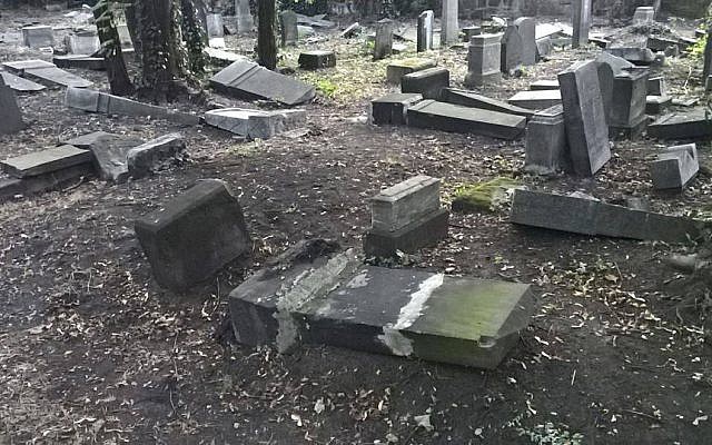 Des pierres tombales renversées et brisées au cimetière juif de Mysłowice, en Pologne, en août 2018. (Capture d'écran Jewish.pl/Facebook) Des pierres tombales renversées et brisées au cimetière juif de Mysłowice, en Pologne, en août 2018. (Capture d'écran Jewish.pl/Facebook)