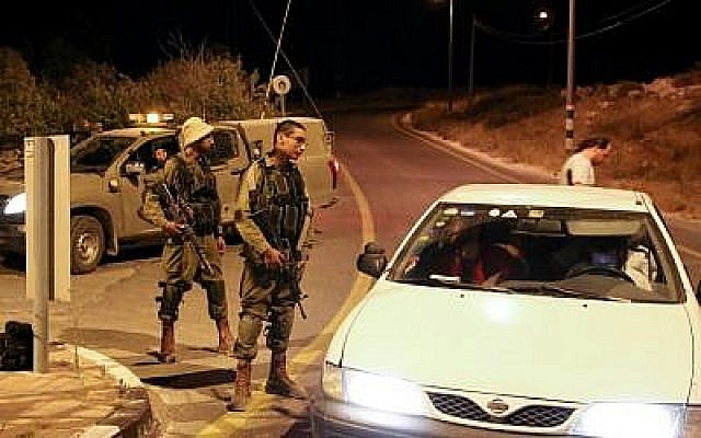 La boucle d'oreille en or de l'époque hellénistique découverte dans les fouilles du parking Givati ​​de la ville de David appartenait à un homme ou à une femme de la classe supérieure de Jérusalem. (Clara Amit, autorité des antiquités d'Israël)