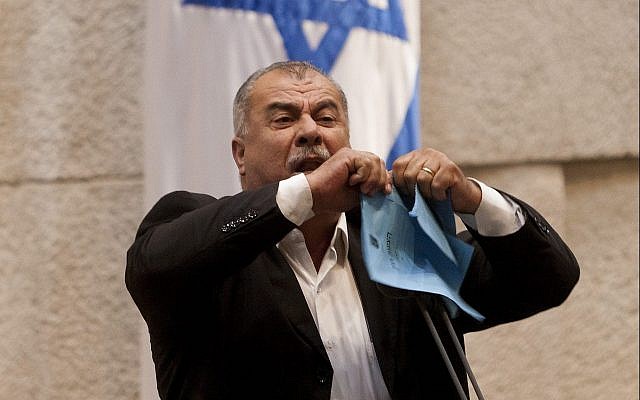 Mohammad Barakeh s'exprime devant la Knesset, le 24 juin 2018 (Crédit : Flash90/File) Mohammad Barakeh s'exprime devant la Knesset, le 24 juin 2018 (Crédit : Flash90/File)