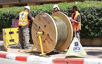 Les travailleurs de Bezeq installent des câbles à fibres optiques. (Autorisation)