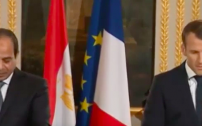 Emmanuel Macron (d) et Adel Fatah el Sissi à Paris (Crédit : capture d'écran YouTube)