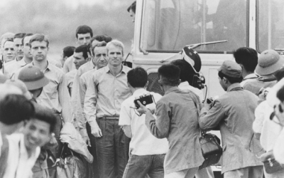 John McCain attend que le reste du groupe quitte le bus à l'aéroport après avoir été libéré en tant que prisonnier de guerre, 1973. (Crédit : US Navy / PD via Wikipedia)