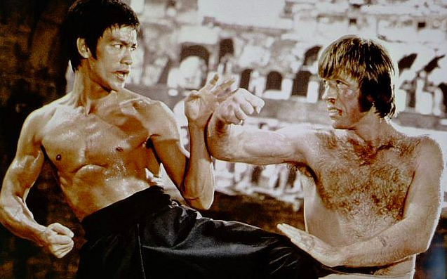 Bruce Lee et Chuck Norris dans "La Fureur du dragon" (Crédit : Matthew Polly) Bruce Lee et Chuck Norris dans "La Fureur du dragon" (Crédit : Matthew Polly)
