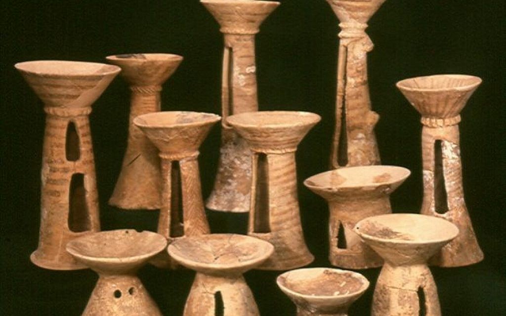 Des calices de la période de l'âge du cuivre découverts dans la grotte de Pekiin  (Autorisation :Mariana Salzberger, Autorité israélienne des Antiquités)