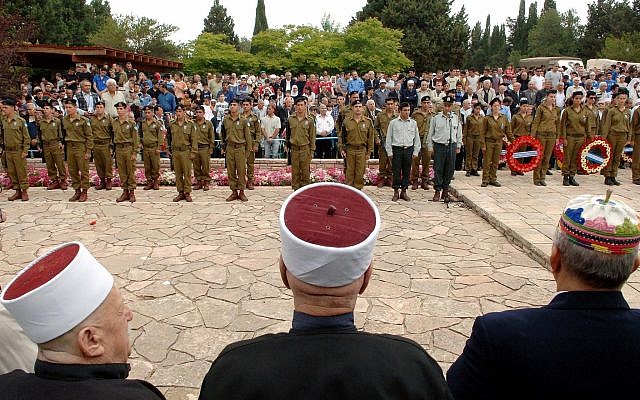 Photo d'illustration: Un service à la mémoire des soldats israéliens dans le cimetière militaire du village druze d'Isfiya dans le nord d'Israël (Crédit : Service de presse du gouvernement)