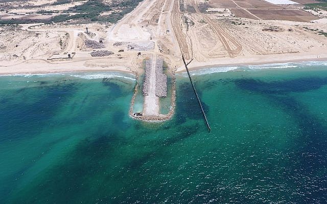 Construction d'une barrière maritime à la plage de Zikim, le 5 août 2018 (Crédit : ministère de la Défense)