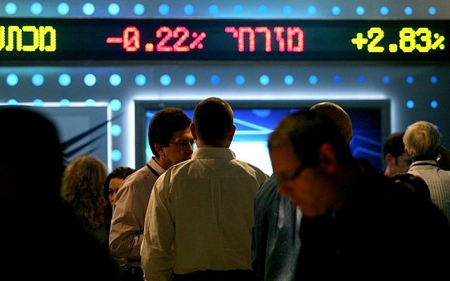 A titre d'illustration : Un tableau affichant les fluctuations boursières à la Bourse de Tel Aviv. (Moshe Shai/FLASH90) A titre d'illustration : Un tableau affichant les fluctuations boursières à la Bourse de Tel Aviv. (Moshe Shai/FLASH90)