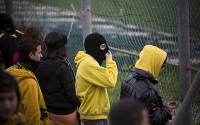 Des fans du Beitar Jerusalem protestent contre la décision d'intégrer deux musulmans tchétchènes à l'équipe, le 1er février 2013. (Crédit : Yonatan Sindel/Flash90)