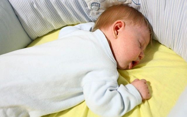 Un bébé dort dans un berceau, photo illustrative (Crédit photo : Chen Leopold/Flash90) Un bébé dort dans un berceau, photo illustrative (Crédit photo : Chen Leopold/Flash90)