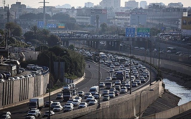 Vue de l'autoroute Ayalon à Tel Aviv en 2015. (Nati Shohat/Flash90) Vue de l'autoroute Ayalon à Tel Aviv en 2015. (Nati Shohat/Flash90)
