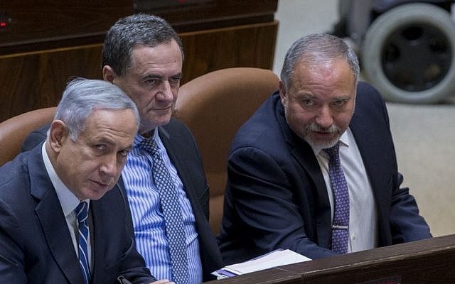 Le Premier ministre Benjamin Netanyahu, (à gauche), le ministre du Renseignement Yisrael Katz, (au centre), et le ministre de la Défense Avigdor Liberman à la Knesset, Jérusalem, le 30 mai 2016. (Yonatan Sindel/Flash90)