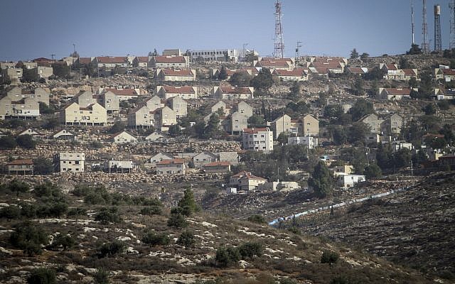 L'implantation d'Elon Moreh, depuis la ville de Naplouse, le 7 décembre 2016. (Crédit :Nasser Ishtayeh/Flash90)
