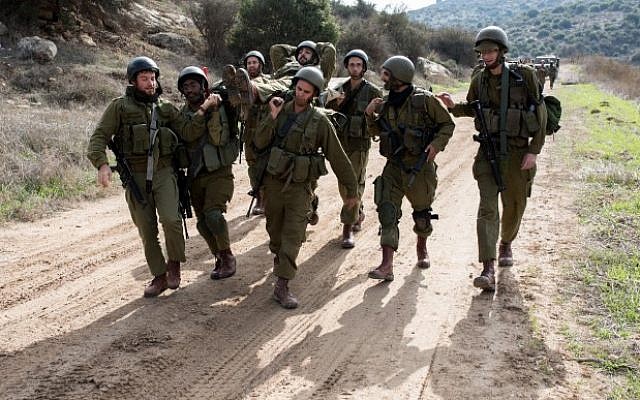 Des réservistes lors d'un exercice militaire sur la base aérienne de Baf Lachish , dans le sud d'Israël, le 22 décembre 2016 (Crédit : Maor Kinsbursky/Flash90)