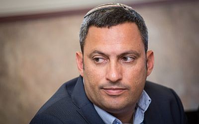 Alon Davidi, maire de la ville de Sderot, dans le sud d'Israël, assiste à une conférence de presse à Jérusalem, le 27 mars 2017. (Hadas Parush/Flash90) Alon Davidi, maire de la ville de Sderot, dans le sud d'Israël, assiste à une conférence de presse à Jérusalem, le 27 mars 2017. (Hadas Parush/Flash90)