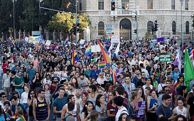 Les participants à la gay pride de Jérusalem, sous haute sécurité, le 3 août 2017 (Crédit : Yonatan Sindel/Flash90)