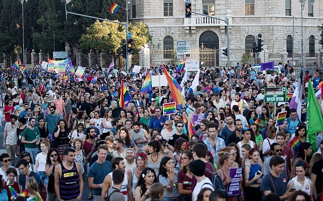 Les participants à la gay pride de Jérusalem, sous haute sécurité, le 3 août 2017 (Crédit : Yonatan Sindel/Flash90)