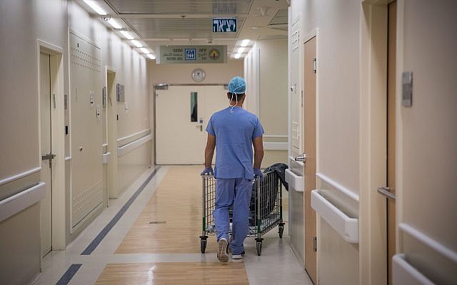 Illustration: Un infirmier de l'hôpital Hadassah Ein Karem à Jérusalem, le 3 septembre 2017. (Crédit : Hadas Parush/Flash90) Illustration: Un infirmier de l'hôpital Hadassah Ein Karem à Jérusalem, le 3 septembre 2017. (Crédit : Hadas Parush/Flash90)