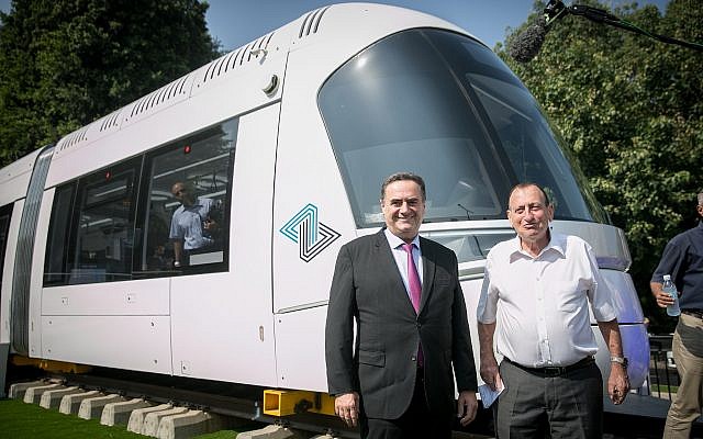 Le ministre des Transports, Israël Katz, (à gauche), et le maire de Tel Aviv, Ron Huldai, inaugurent le nouveau tramway à Tel Aviv le 13 septembre 2017. (Crédit : Miriam Alster/Flash90) Le ministre des Transports, Israël Katz, (à gauche), et le maire de Tel Aviv, Ron Huldai, inaugurent le nouveau tramway à Tel Aviv le 13 septembre 2017. (Crédit : Miriam Alster/Flash90)