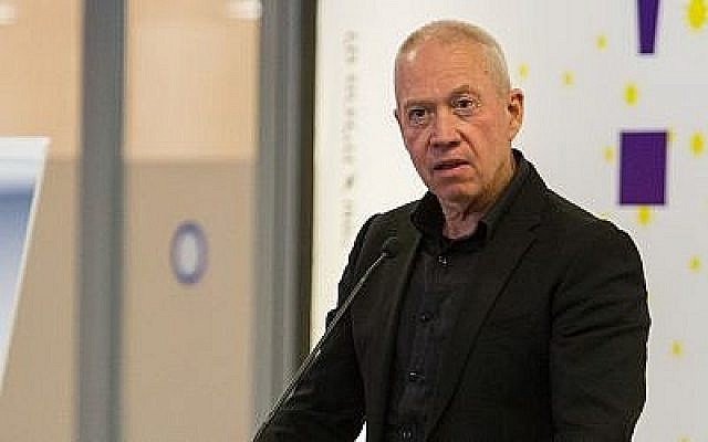 Yoav Galant s'exprime lors d'une cérémonie de signature d'un accord pour la construction de nouveaux appartements à Haïfa, le 19 mars 2018. (Flash90)