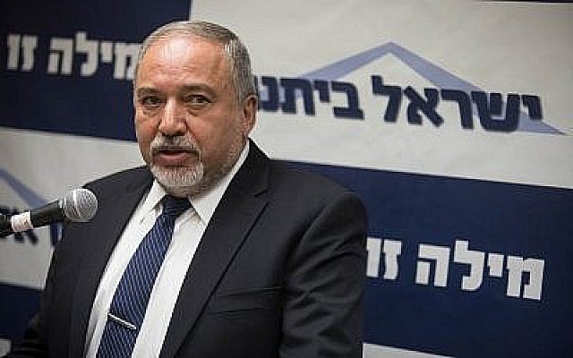 Le ministre de la Défense Avigdor Liberman dirige une réunion de la faction Yisrael Beytenu à la Knesset le 2 juillet 2018. (Hadas Parush/Flash90) Le ministre de la Défense Avigdor Liberman dirige une réunion de la faction Yisrael Beytenu à la Knesset le 2 juillet 2018. (Hadas Parush/Flash90)