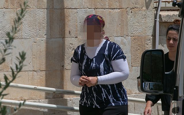 Une femme ultra-orthodoxe comparait devant un tribunal de Jérusalem, accusée d'avoir administré des médicaments à son enfant sain, pour toucher des subventions, le 3 juillet 2018. (Crédit : Yonatan Sindel/Flash90) Une femme ultra-orthodoxe comparait devant un tribunal de Jérusalem, accusée d'avoir administré des médicaments à son enfant sain, pour toucher des subventions, le 3 juillet 2018. (Crédit : Yonatan Sindel/Flash90)