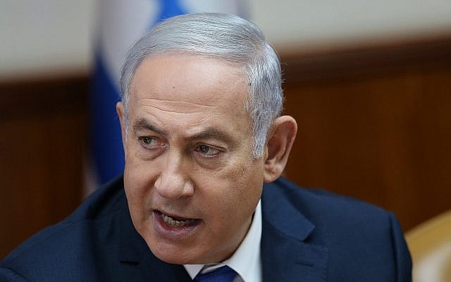 Le Premier ministre Benjamin Netanyahu dirige la réunion hebdomadaire au bureau du Premier ministre à Jérusalem le 29 juillet 2018. (Crédit : Alex Kolomoisky / Pool Yedioth Ahronoth / Flash90) Le Premier ministre Benjamin Netanyahu dirige la réunion hebdomadaire au bureau du Premier ministre à Jérusalem le 29 juillet 2018. (Crédit : Alex Kolomoisky / Pool Yedioth Ahronoth / Flash90)
