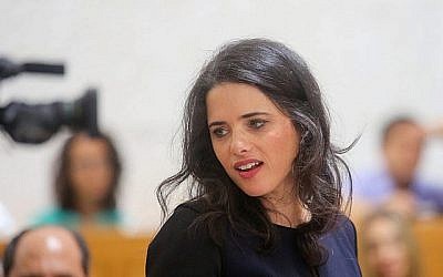 Le 2 août 2018, le ministre de la Justice, Ayelet Shaked, s'est rendu au palais de la Cour suprême à Jérusalem (Marc Israel Sellem / Flash90)