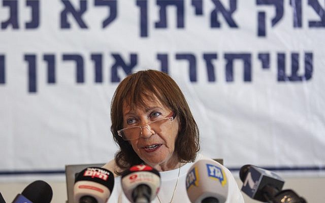Zehava Shaul, mère du défunt soldat de l'armée israélienne, Oron Shaul, prend la parole lors d'une conférence de presse avant une réunion du cabinet le 5 août 2018. (Hadas Parush / Flash90 Zehava Shaul, mère du défunt soldat de l'armée israélienne, Oron Shaul, prend la parole lors d'une conférence de presse avant une réunion du cabinet le 5 août 2018. (Hadas Parush / Flash90