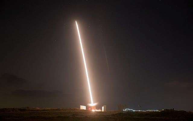 Une batterie de défense anti-missile Dôme de fer installée dans la ville de Sderot, dans le sud d'Israël, tire un missile d'interception le 9 août 2018. (Yonatan Sindel/Flash90) Une batterie de défense anti-missile Dôme de fer installée dans la ville de Sderot, dans le sud d'Israël, tire un missile d'interception le 9 août 2018. (Yonatan Sindel/Flash90)