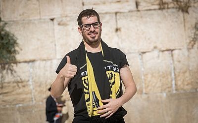 Moshe Hogeg, homme d'affaires israélien et propriétaire du club de football du Beitar Jerusalem, au mur Occidental, dans la vieille ville de Jérusalem, le 13 août 2018. (Crédit : Yonatan Sindel/Flash90)