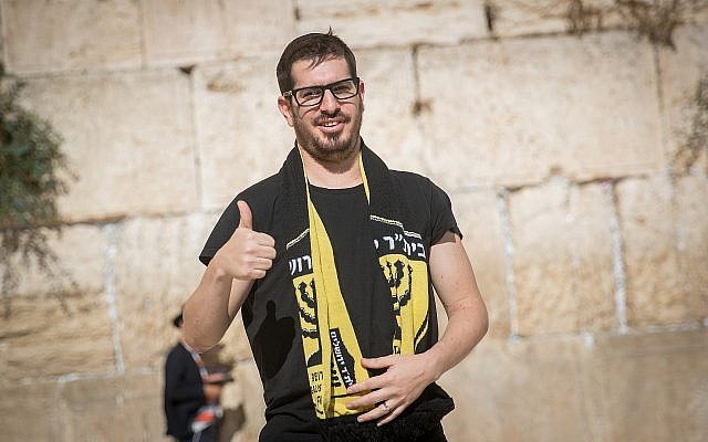 Moshe Hogeg, homme d'affaires israélien et propriétaire du club de football du Beitar Jerusalem, au mur Occidental, dans la vieille ville de Jérusalem, le 13 août 2018. (Crédit : Yonatan Sindel/Flash90) Moshe Hogeg, homme d'affaires israélien et propriétaire du club de football du Beitar Jerusalem, au mur Occidental, dans la vieille ville de Jérusalem, le 13 août 2018. (Crédit : Yonatan Sindel/Flash90)