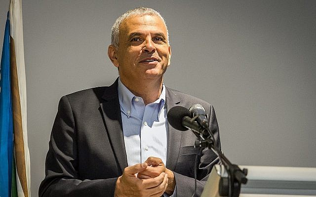 Le ministre des Finances Moshe Kahlon s'exprime à l'occasion d'une cérémonie, le 20 août 2018 (Crédit : Meir Vaknin/Flash90) Le ministre des Finances Moshe Kahlon s'exprime à l'occasion d'une cérémonie, le 20 août 2018 (Crédit : Meir Vaknin/Flash90)