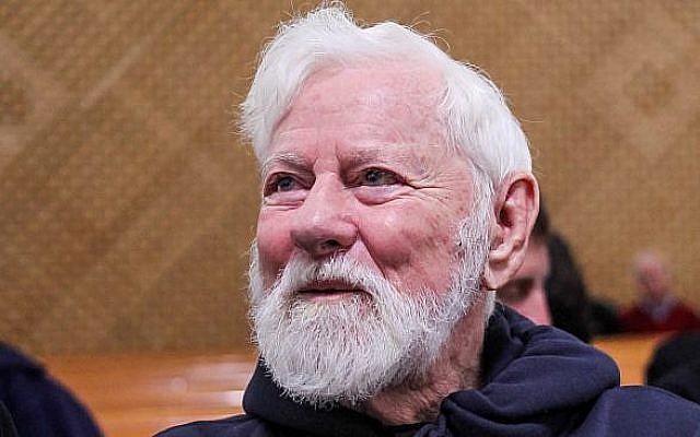 Uri Avnery à la cour suprême de Jérusalem en en 2014 (Crédit : FLASH90) Uri Avnery à la cour suprême de Jérusalem en en 2014 (Crédit : FLASH90)
