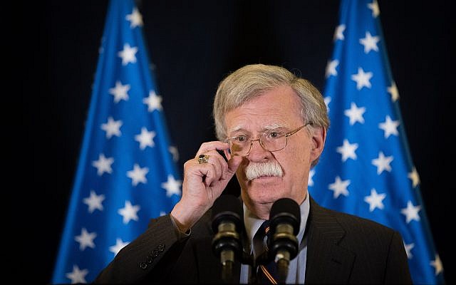 Le conseiller à la sécurité nationale américain, l'ambassadeur John Bolton, lors d'une conférence de presse à Jérusalem, le 22 août 2018 (Crédit : Yonatan Sindel/Flash90)
